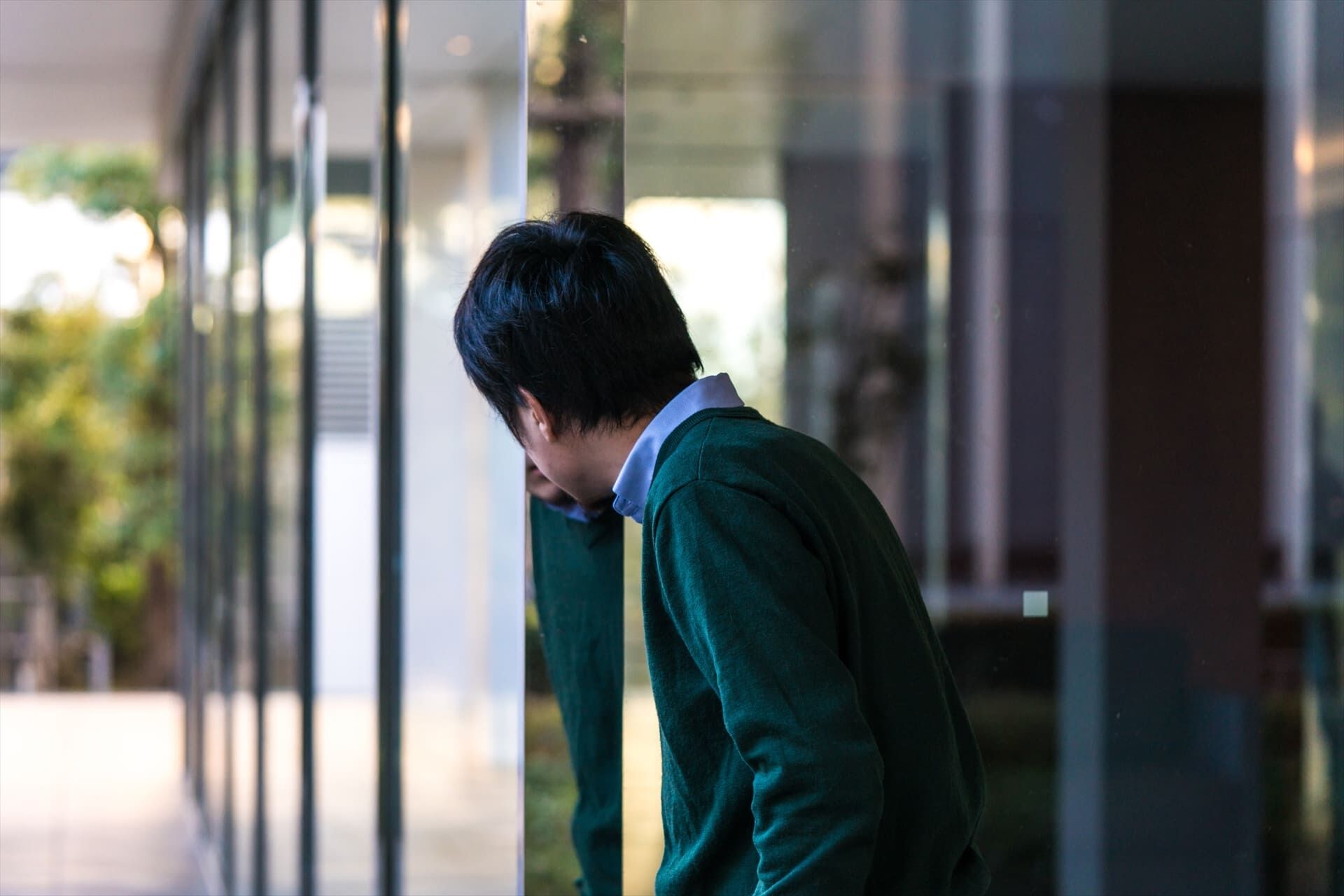 尾行する男性